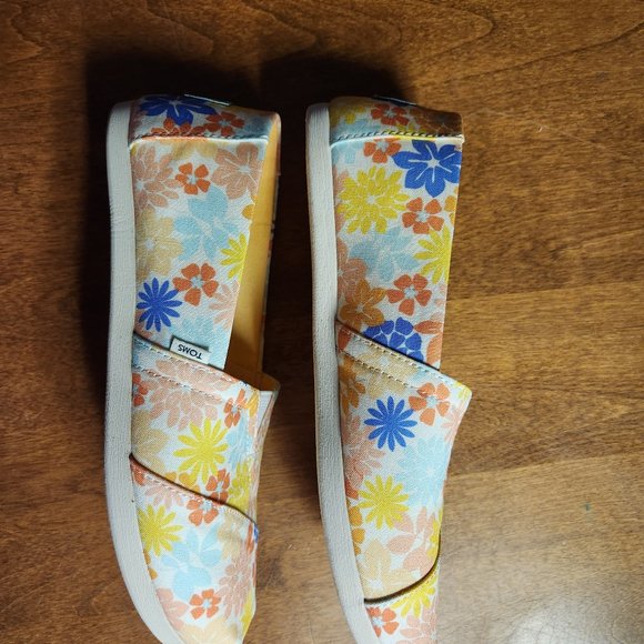 Toms Alpargata 3 pairs Llama, Floral, and Mermaid Size 6 1/2 Women - Picture 3 of 8